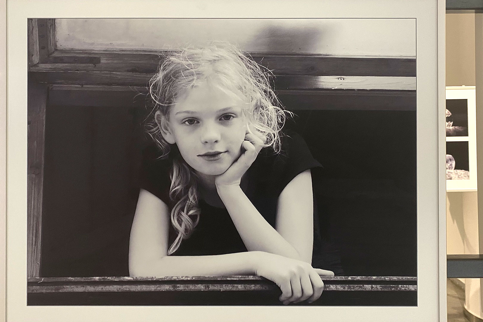 2025-nuernberg-messe-fotofestival-imaging-world-fotoausstellung-julia-am-fenster-nora-kessler-gymnasium-klotzsche-IMG_8557ak Imaging World . Fotofestival Nürnberg 2025: DVF-Jugend-Fotoausstellung: Julia am Fenster, Foto: Nora Keßler, Foto AG Gymnasium Klotzsche (Repro: Andreas Kuhrt)