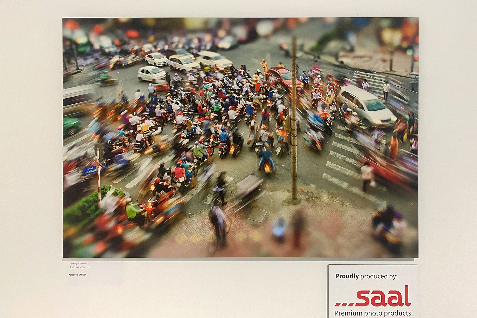2025-nuernberg-messe-fotofestival-imaging-world-fotoausstellung-rush-hour-in-saigon-manh-ngoc-nguyen-IMG_8550ak Imaging World . Fotofestival Nürnberg 2025: Fotoausstellung: Rush Hour in Saigon, Foto: Manh Ngoc Nguyen (Repro: Andreas Kuhrt)
