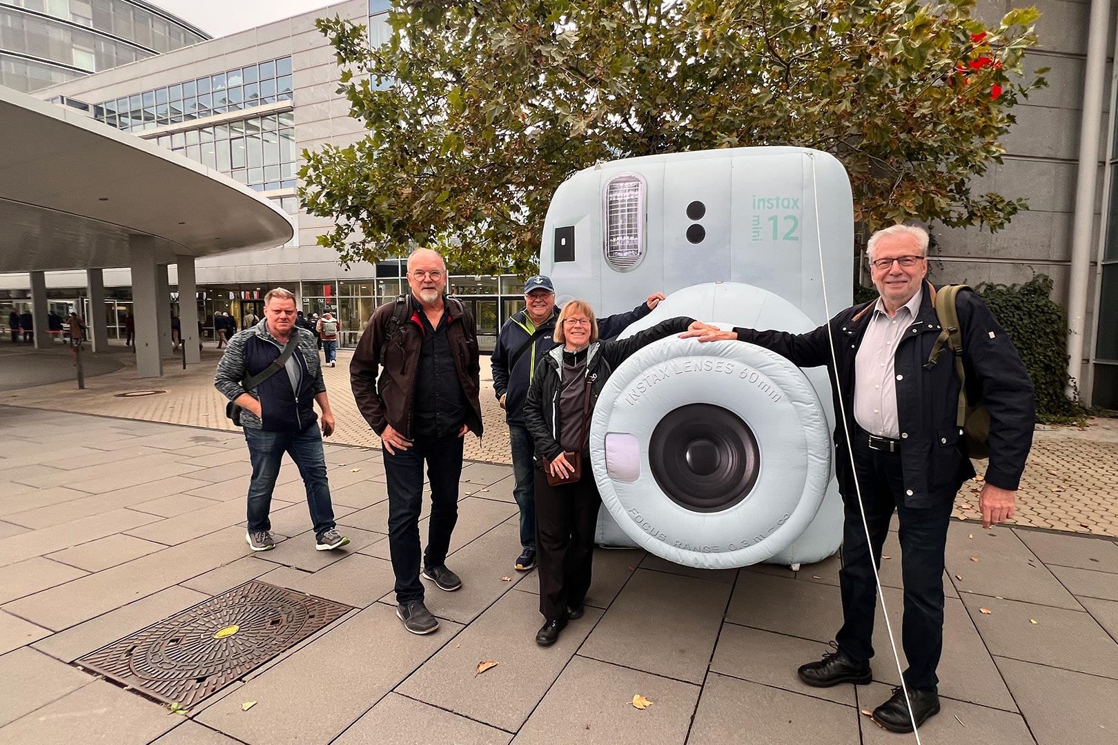 2025-nuernberg-messe-fotofestival-imaging-world-fotoclub-kontrast-suhl-IMG_3339ak Imaging World . Fotofestival Nürnberg 2025: vor der Messehalle 12 (Foto: Andreas Kuhrt)