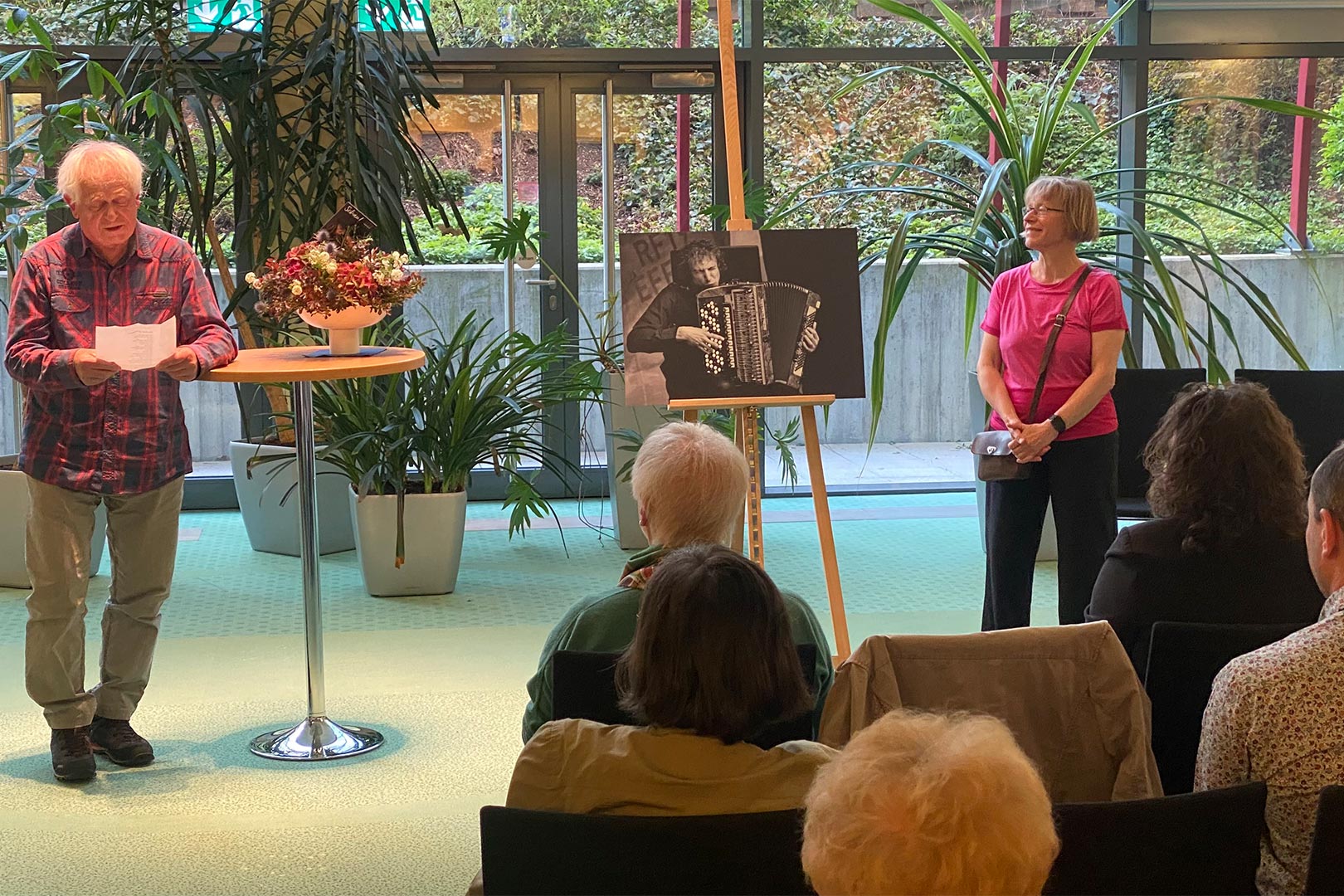 08.05.2025: Ausstellungseröffnung Fotoclub Kontrast "Schau!" in der Rennsteig-Galerie Suhl: Harald Lindig, Manuela Hahnebach (Foto: Andreas Kuhrt)