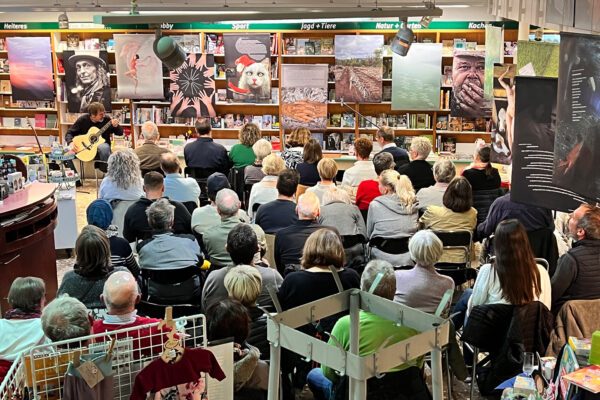 Buchhaus Suhl 26.09.2025: Premiere Literaturkalender 2026: Musiker Falko Wiesner (Foto: Manuela Hahnebach)