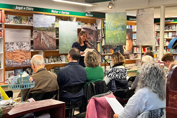 Buchhaus Suhl 26.09.2025: Premiere Literaturkalender 2026: Julia Kemmerzehl (Foto: Manuela Hahnebach)