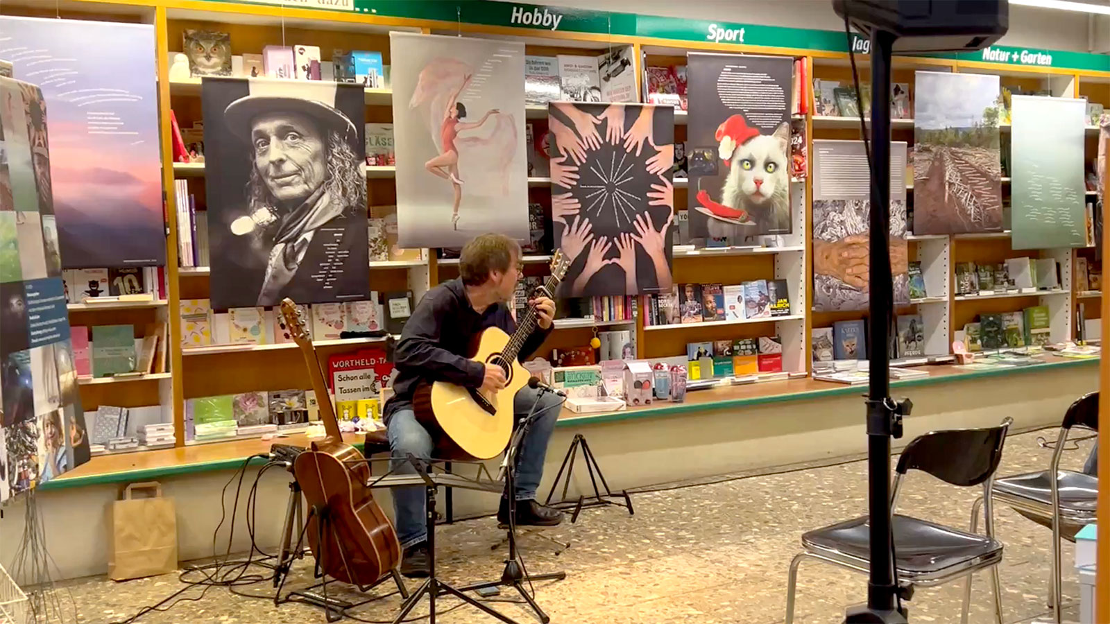 Buchhaus Suhl 26.09.2025: Premiere Literaturkalender 2026: Falko Wiesner (Gitarre) (Foto: Manuela Hahnebach)