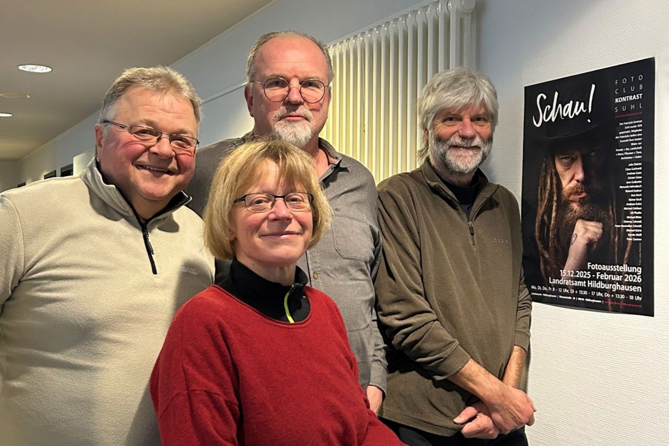 Fotoclubausstellung "Schau!" im Landratsamt Hildburghausen: Ausstellungseröffnung am 06.01.2026: Fotoclubmitglieder (Foto: Elisa Katzy)
