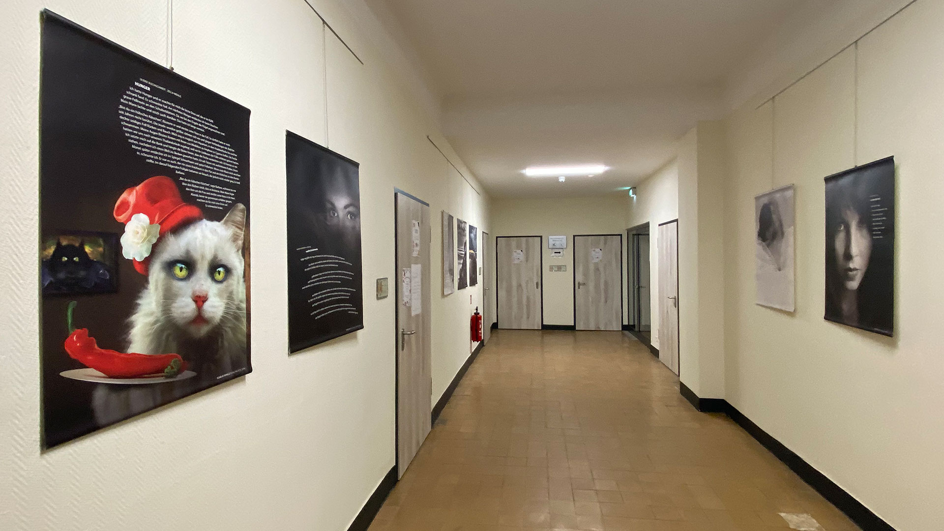 Musikschule Suhl: Ausstellungsaufbau Fotoclubausstellung "Thüringer Ansichten" (Foto: Andreas Kuhrt)