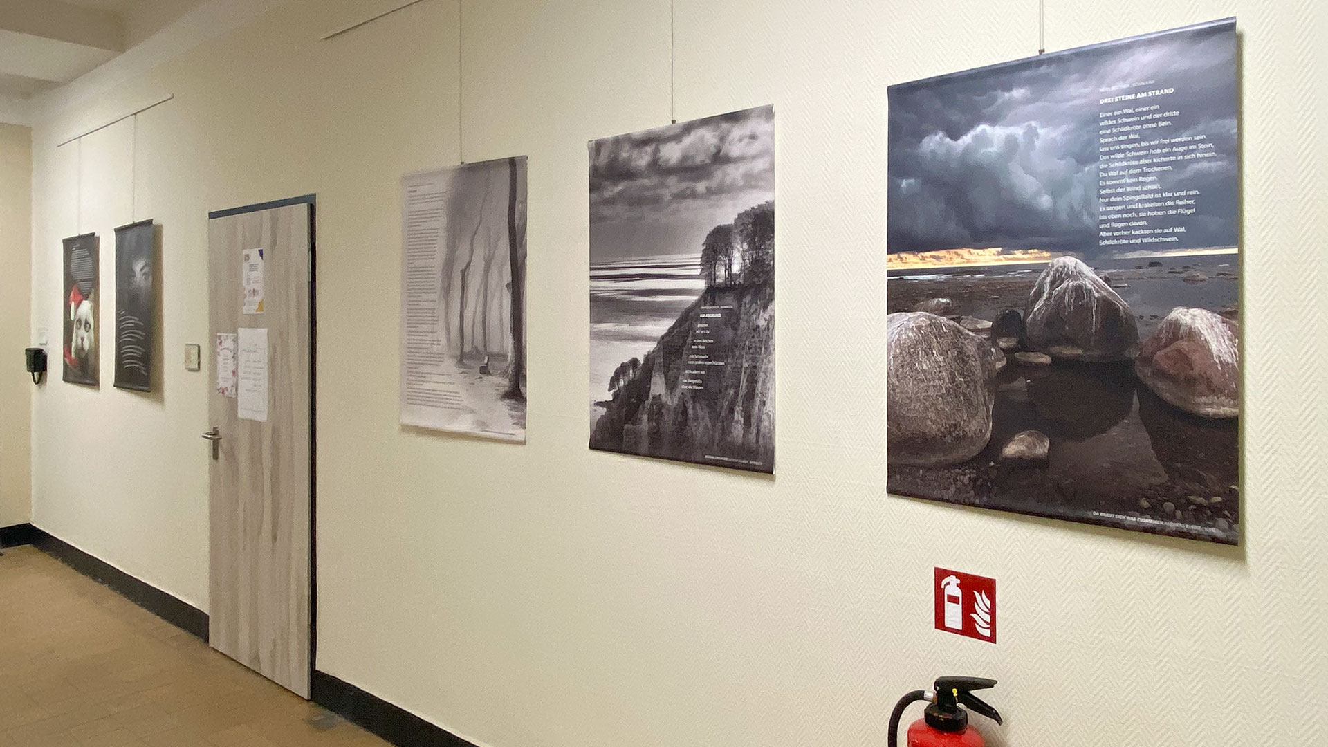 Musikschule Suhl: Ausstellungsaufbau Fotoclubausstellung "Thüringer Ansichten" (Foto: Andreas Kuhrt)