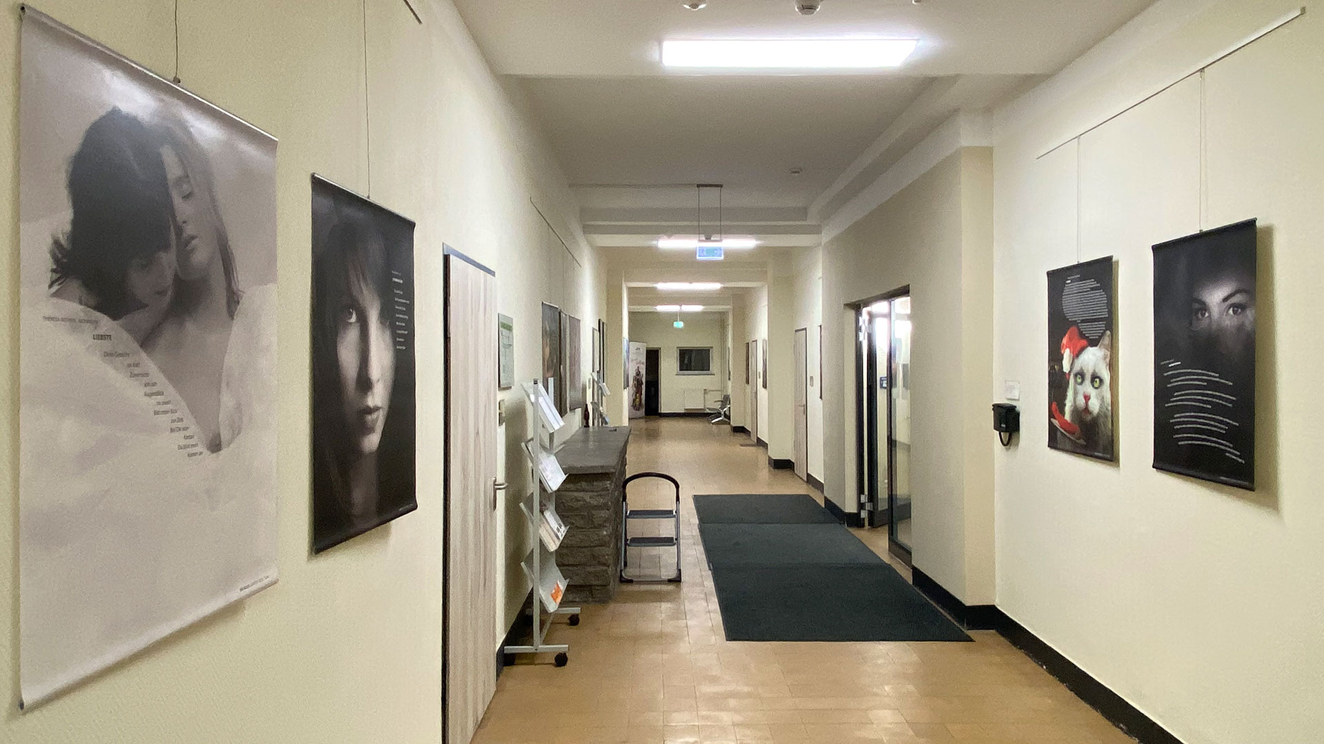 Musikschule Suhl: Ausstellungsaufbau Fotoclubausstellung "Thüringer Ansichten" (Foto: Andreas Kuhrt)