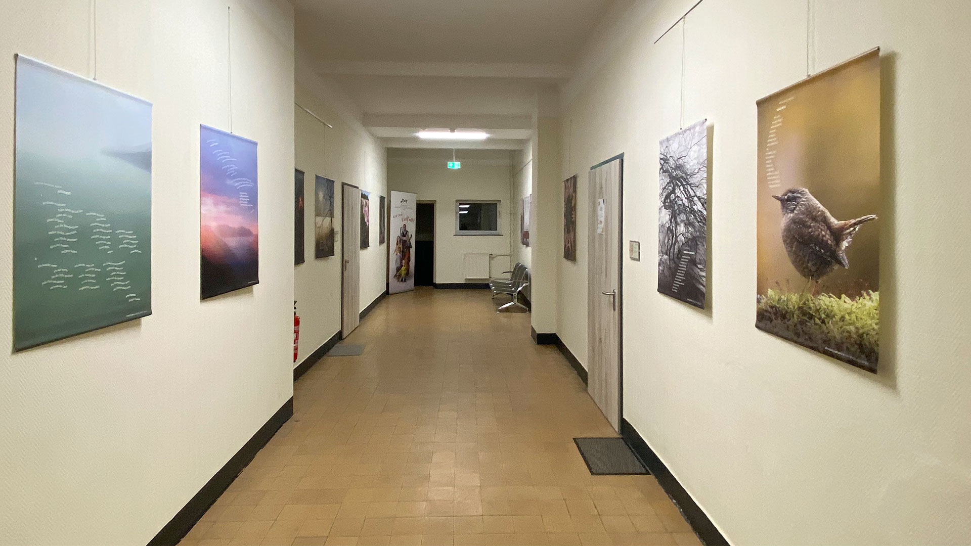 Musikschule Suhl: Ausstellungsaufbau Fotoclubausstellung "Thüringer Ansichten" (Foto: Andreas Kuhrt)