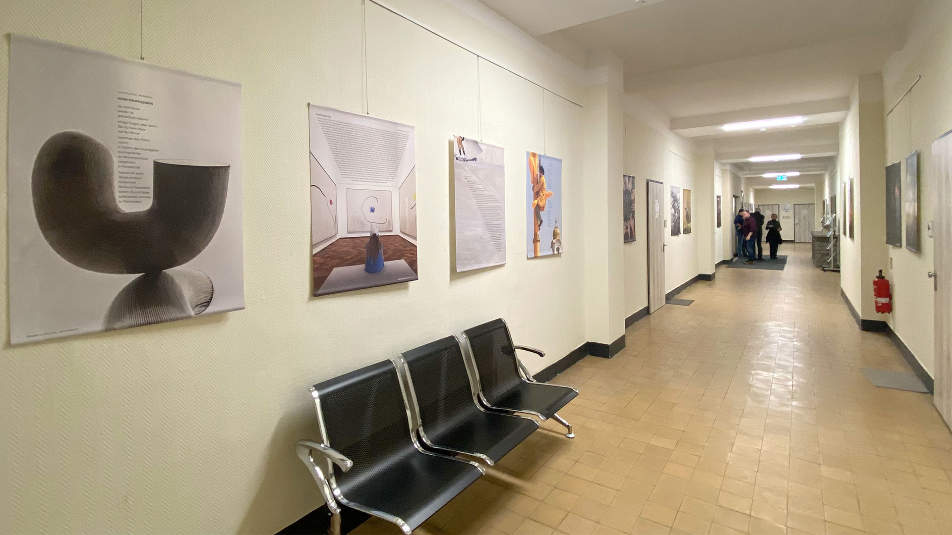 Musikschule Suhl: Ausstellungsaufbau Fotoclubausstellung "Thüringer Ansichten" (Foto: Andreas Kuhrt)