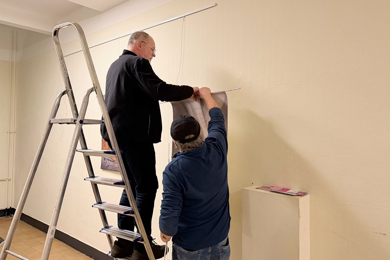 Musikschule Suhl: Ausstellungsaufbau Fotoclubausstellung "Thüringer Ansichten" (Foto: Manuela Hahnebach)