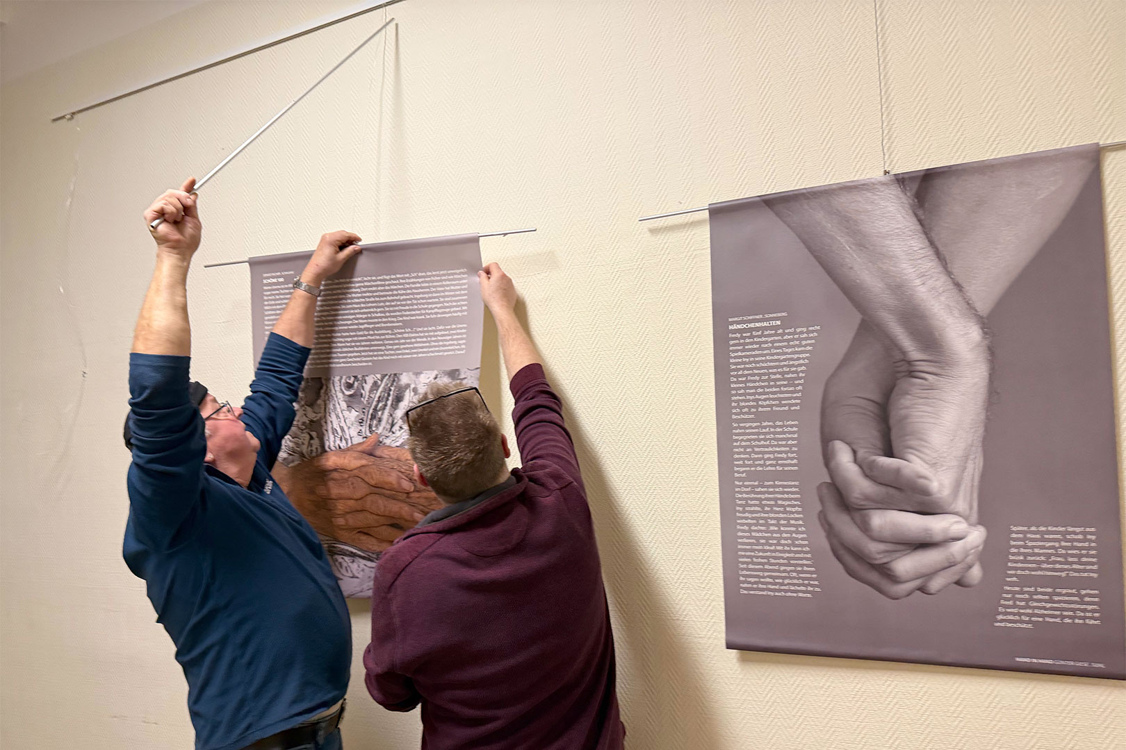 Musikschule Suhl: Ausstellungsaufbau Fotoclubausstellung "Thüringer Ansichten" (Foto: Manuela Hahnebach)