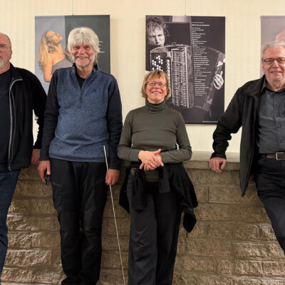 Musikschule Suhl: Ausstellungsaufbau Fotoclubausstellung "Thüringer Ansichten" (Foto: Dietmar Schmidt)