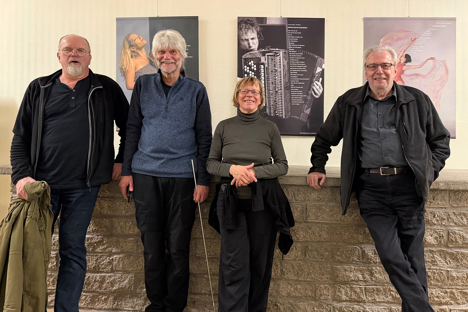 Musikschule Suhl: Ausstellungsaufbau Fotoclubausstellung "Thüringer Ansichten" (Foto: Dietmar Schmidt)