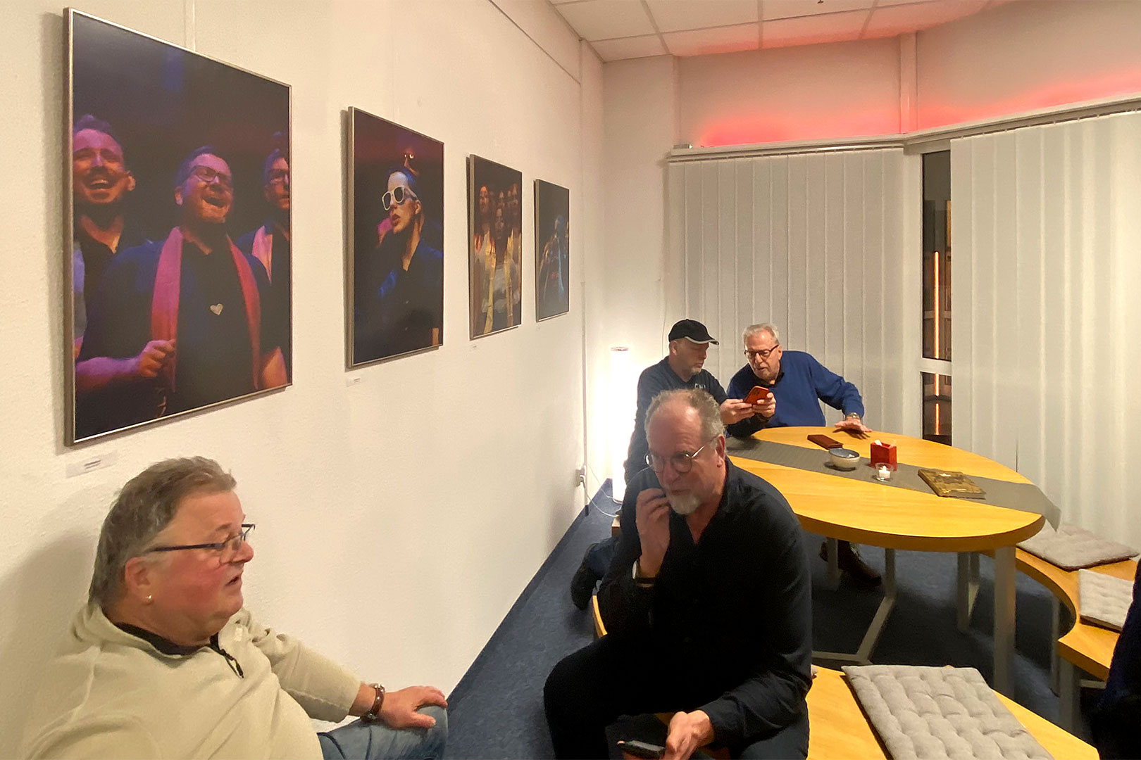 StuKi Zella-Mehlis 29.01.2026: Ausstellungseröffnung David Schütt "Das Farbenspiel": Fotoclub Kontrast Mitglieder (Foto: Andreas Kuhrt)