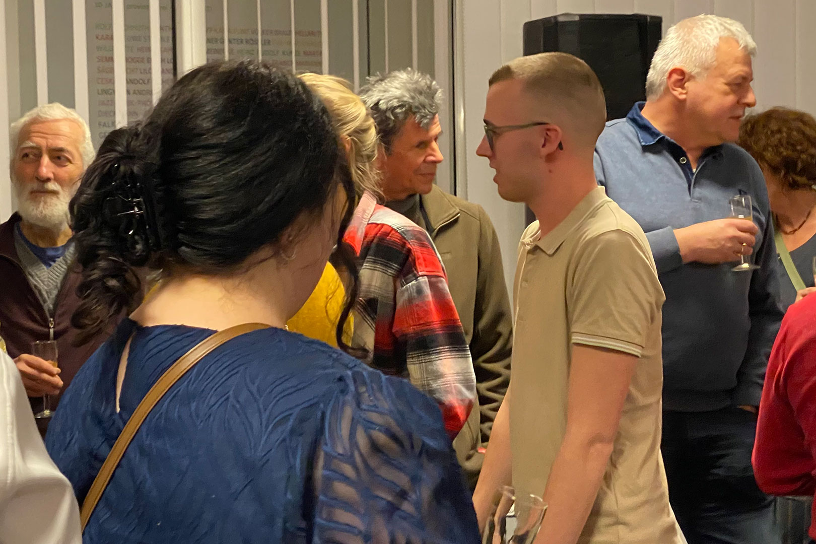 StuKi Zella-Mehlis 29.01.2026: Ausstellungseröffnung David Schütt "Das Farbenspiel": Ausstellungsbesucher (Foto: Andreas Kuhrt)