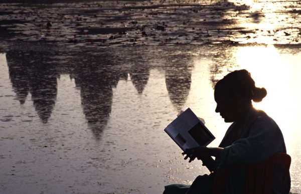 Lesende in Angkor Wat (Foto: Ines Koch)