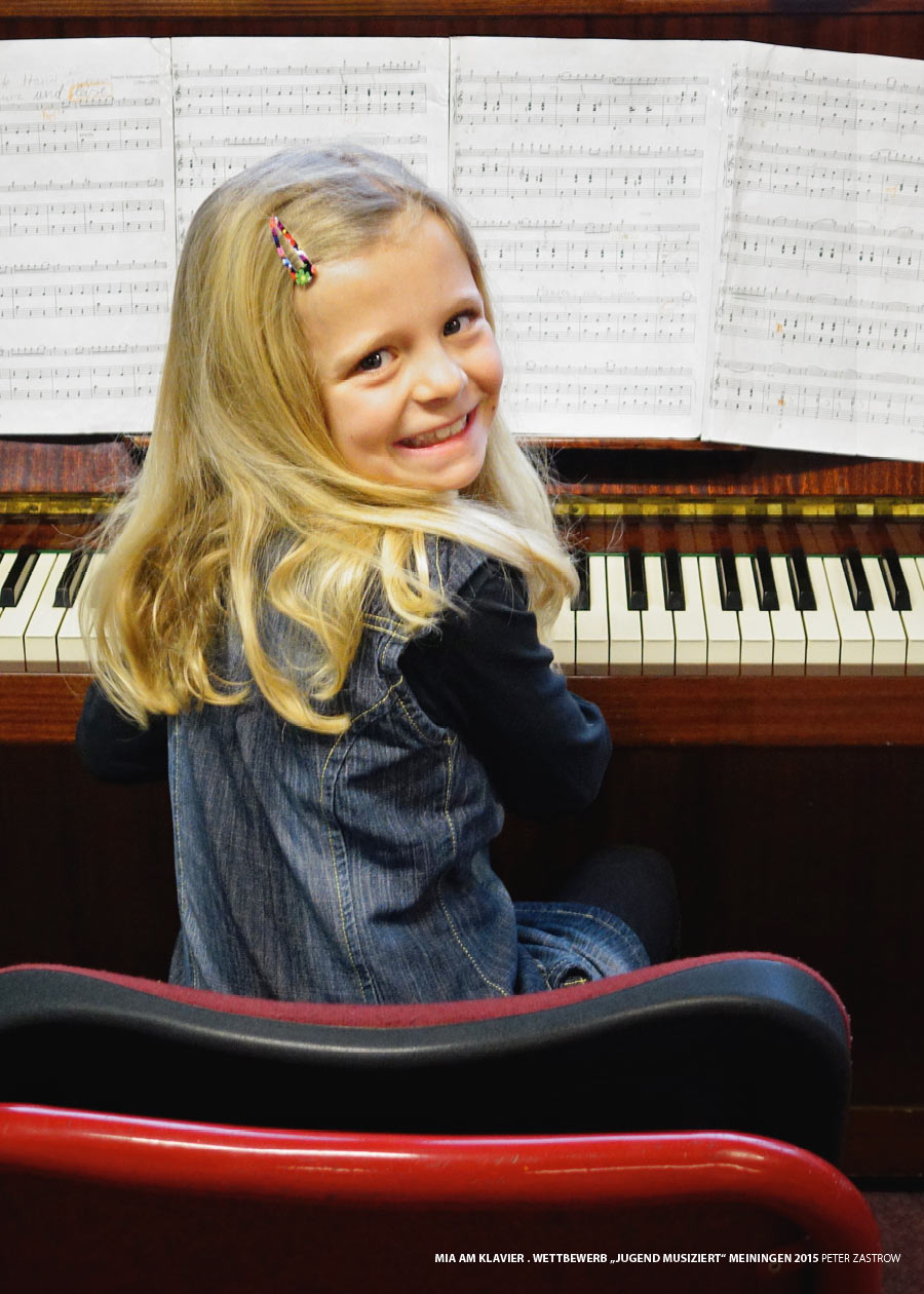 Mia-Jugend-musiziert-Meiningen-2015-Peter-Zastrow.jpg Mia am Klavier . Landeswettbewerb "Jugend musiziert" Meiningen 2015 (Foto: Peter Zastrow)