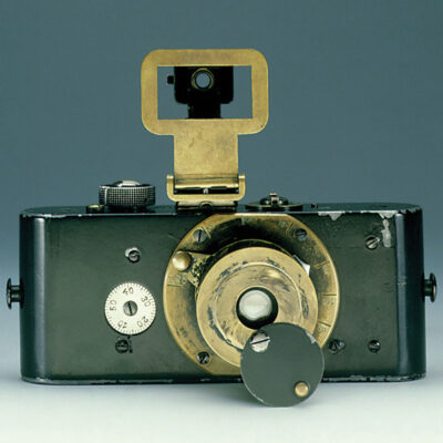 Ur-Leica von 1914: Erste Kleinbildkamera der Welt (Quelle: Leica Microsystems, früher Ernst Leitz, Wikimedia Commons, CC BY SA 2.0)