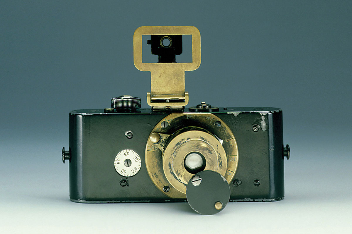 Ur-Leica von 1914: Erste Kleinbildkamera der Welt (Quelle: Leica Microsystems, früher Ernst Leitz, Wikimedia Commons, CC BY SA 2.0)