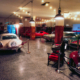 Ausstellungshalle im Oldtimer-Hotel Saalfeld (Quelle: oldtimerhotel-saalfeld.de)