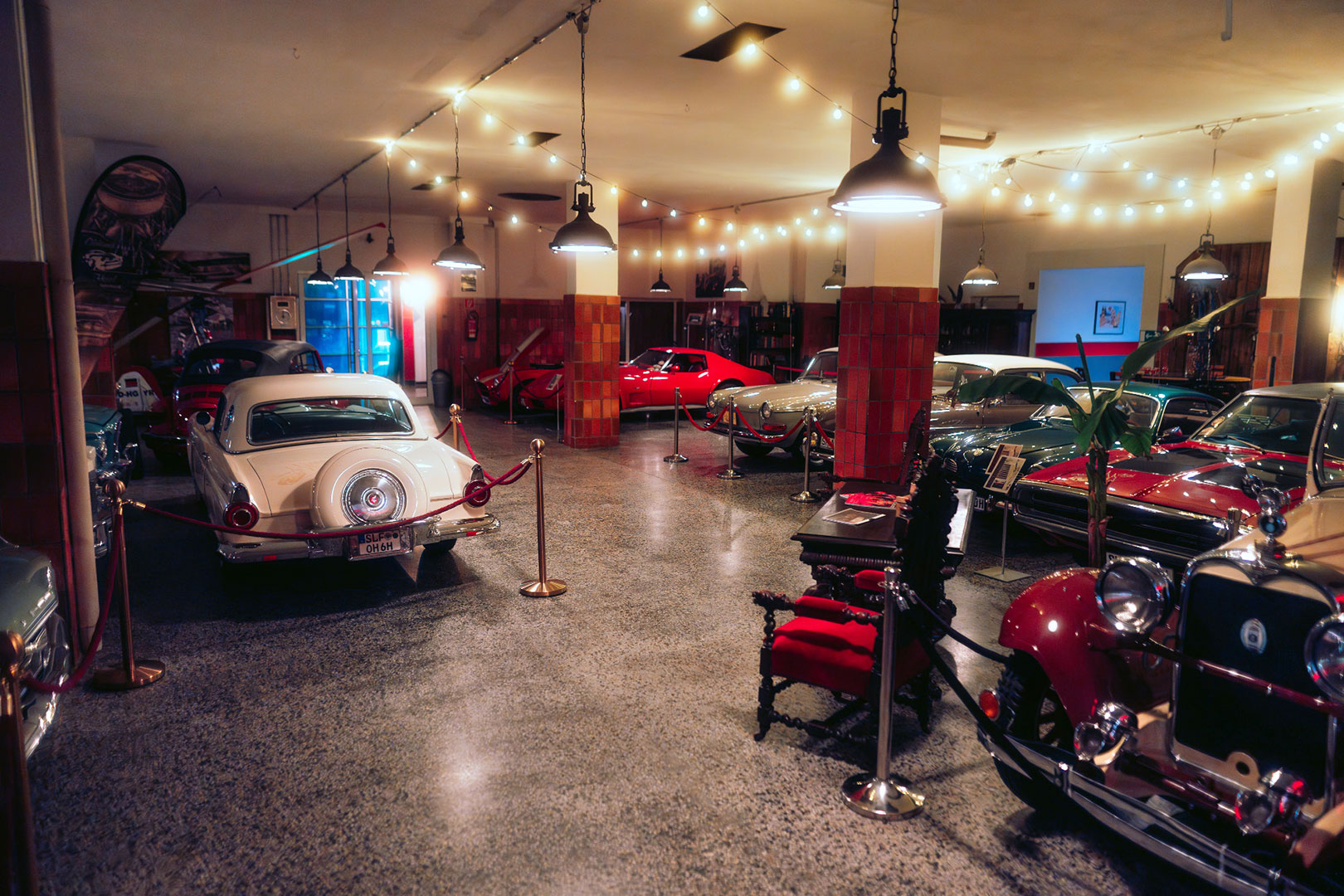 Ausstellungshalle im Oldtimer-Hotel Saalfeld (Quelle: oldtimerhotel-saalfeld.de)